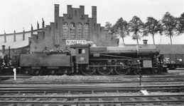 165324 Afbeelding van de de stoomlocomotief nr. 3608 (serie 3600) van de N.S. bij de locomotiefloods te Nijmegen.